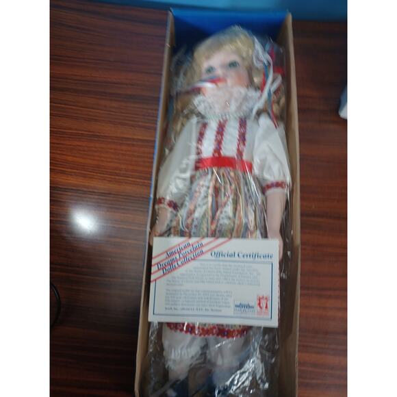 Vintage American Dreams Porcelain Doll/Musicbox Red White Blue Marta Poland - Picture 10 of 13